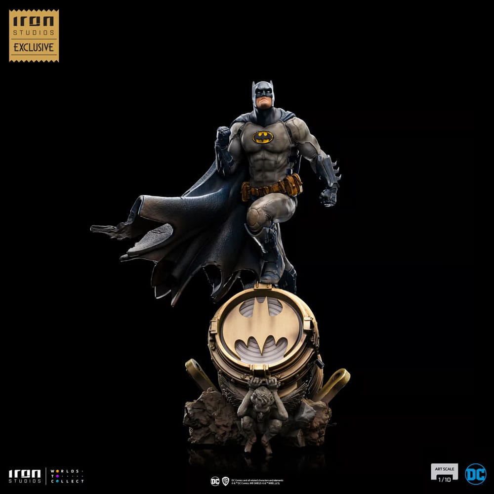 DC Comics: Batman on Bat-Signal 1:10 Scale Statue - CCXP23 Exclusive