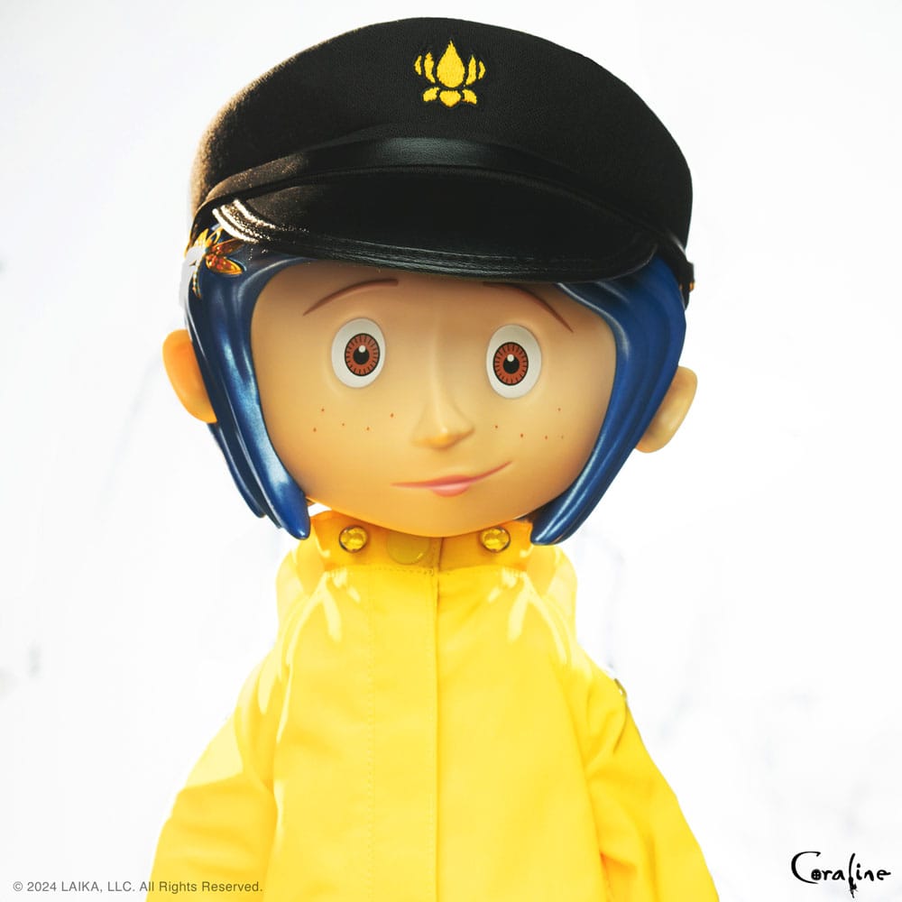 Coraline Supersize Vinyl Actionfigur Coraline with Hat (Button Eyes) 40 cm