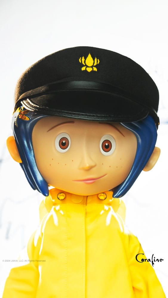 Coraline Supersize Vinyl Actionfigur Coraline with Hat (Button Eyes) 40 cm