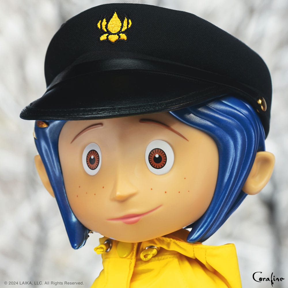 Coraline Supersize Vinyl Actionfigur Coraline with Hat (Button Eyes) 40 cm