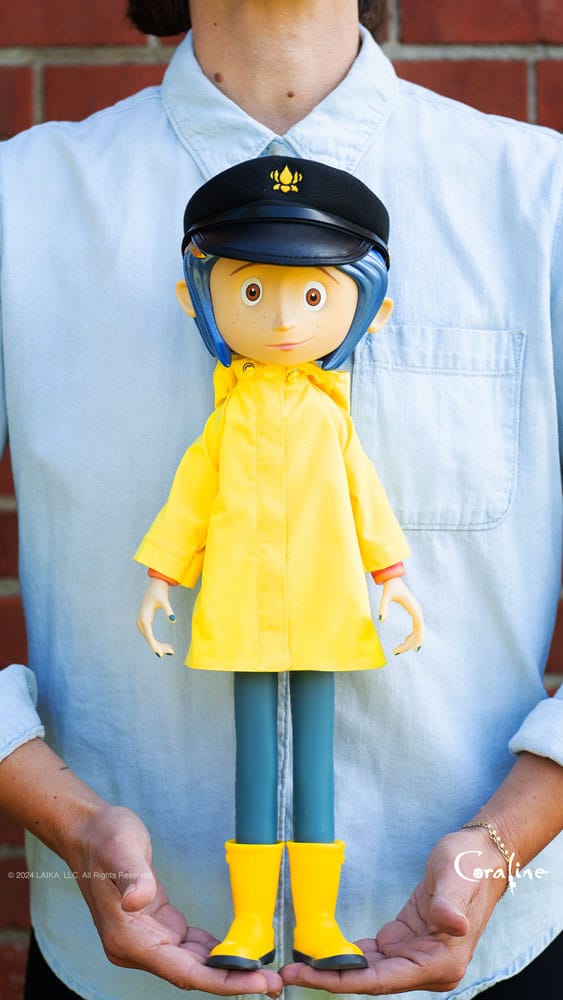 Coraline Supersize Vinyl Actionfigur Coraline with Hat (Button Eyes) 40 cm